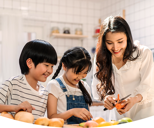 孩子们正在帮妈妈准备早餐