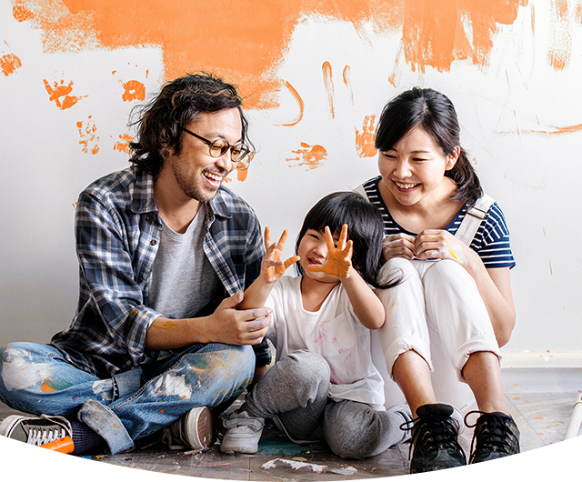 一家人笑着，正在重新装修他们的家