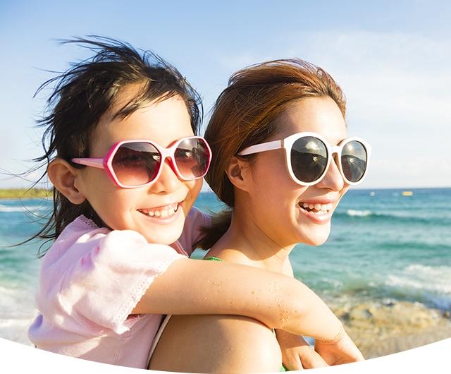 母女俩在沙滩上开怀大笑，消磨时光