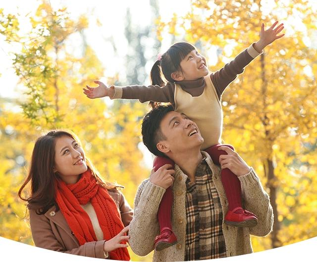 笑容满面的一家人正在公园里享受美好时光