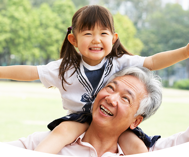 祖父母一起享受野餐时光和孙女在